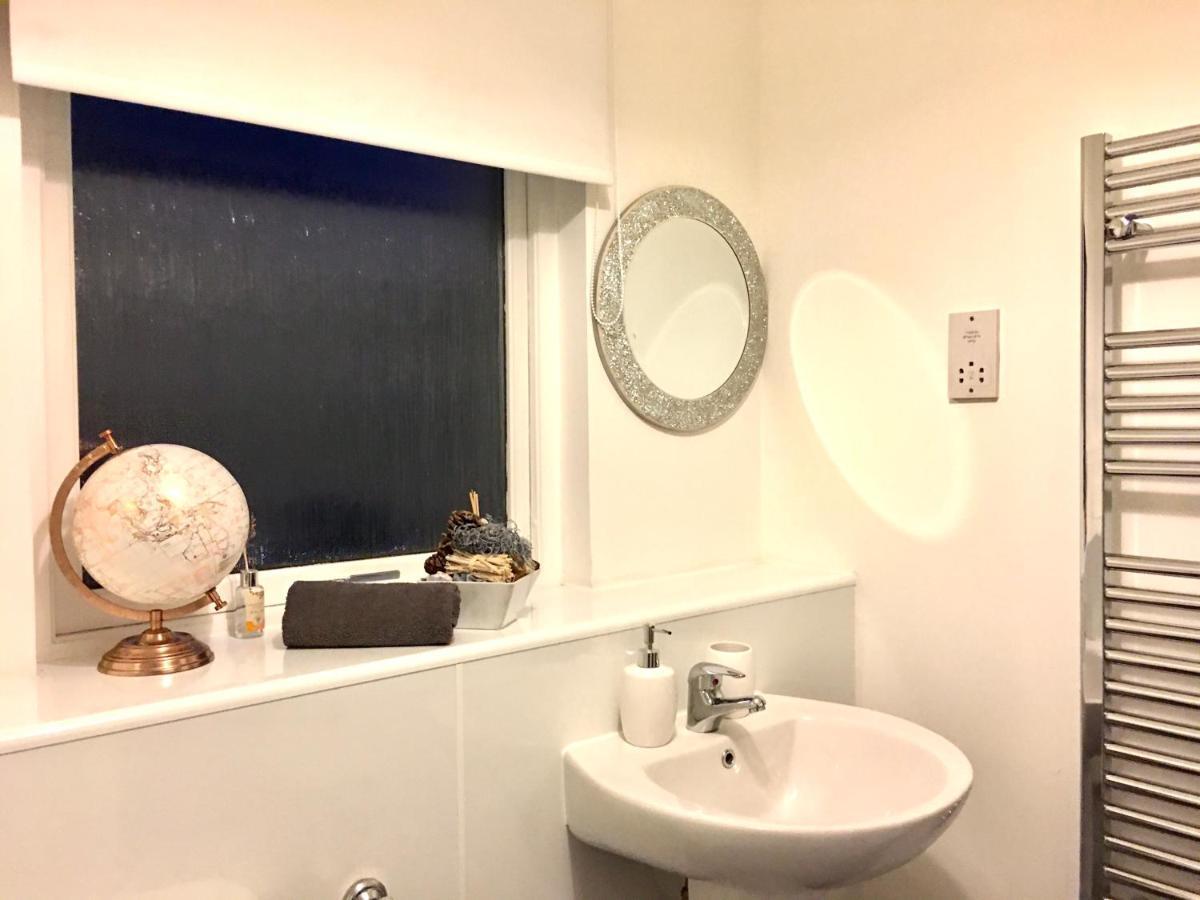 Central Spacious 2 Bedroom By Union Square Free Parking アバディーン エクステリア 写真